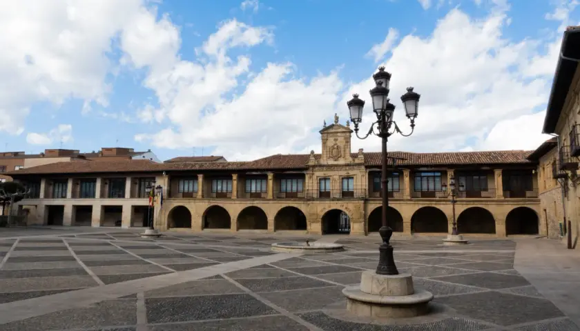 Plaza Mayor de Santo Domingo de la Calzada, ideal para pasear y descubrir qué ver en Santo Domingo de la Calzada.