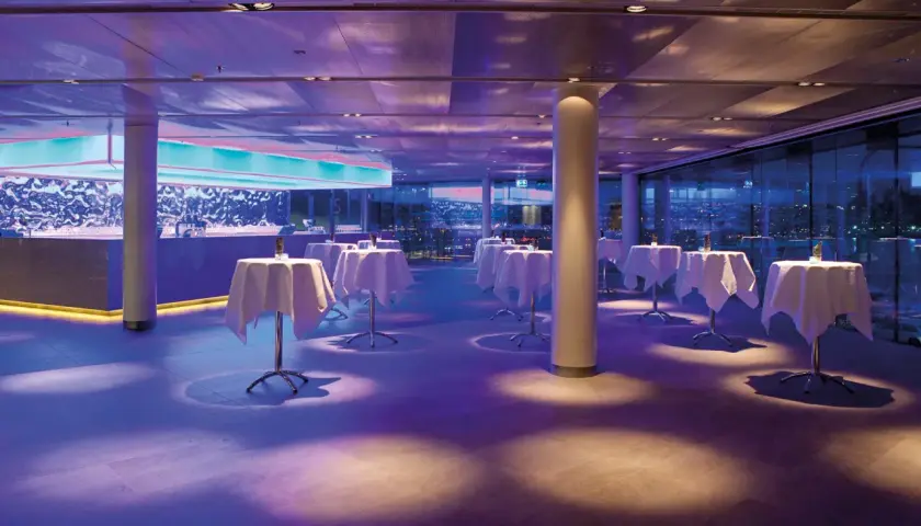 Elegant lokal med bord och bar, perfekt för en kväll vid waterfront Stockholm.