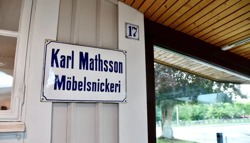 Skylt för Karl Mathsson Möbelsnickeri, en del av Bruno Mathsson Museum.