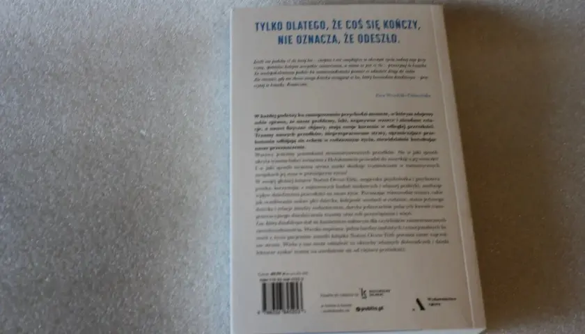 Rückseite eines Buches mit dem Titel "Nur weil etwas endet, heißt das nicht, dass es weg ist." von Orvos Tóth Noémi.