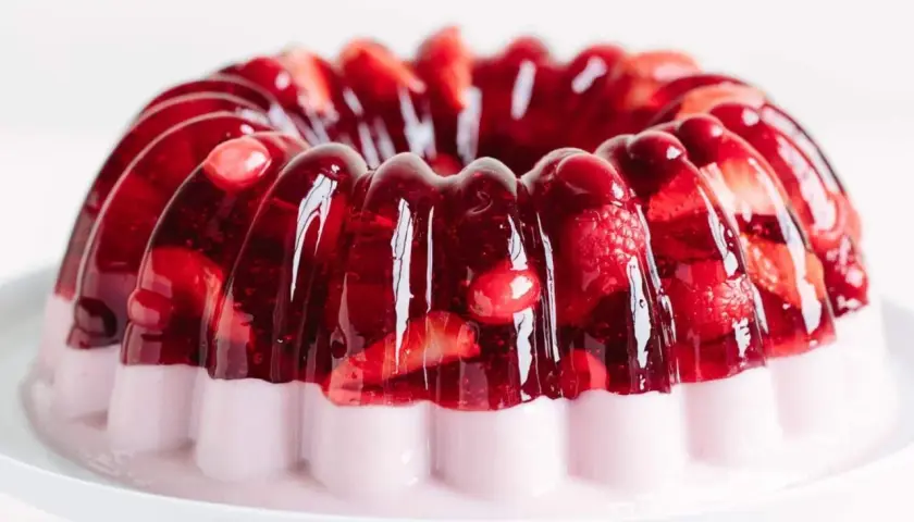 Gâteau moulé aux fruits rouges et à la crème, une délicieuse gelée passion recette.