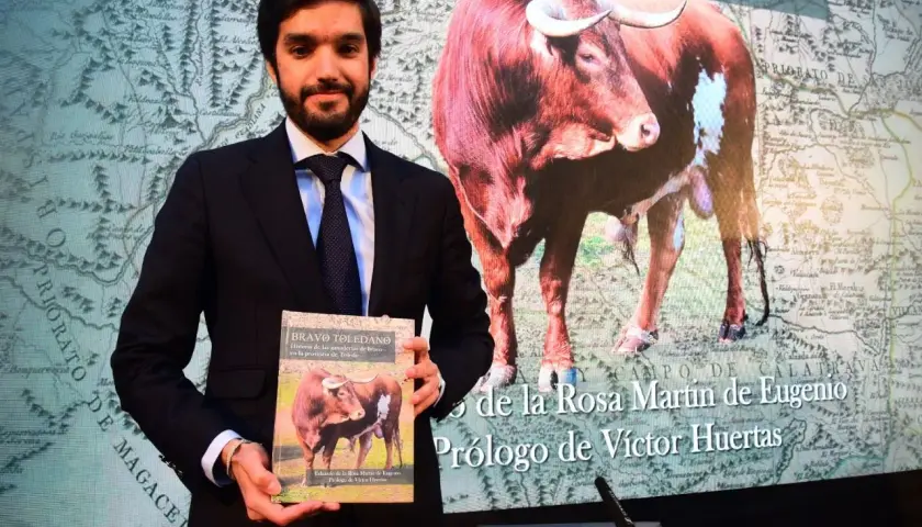 Hombre presenta libro sobre toros bravos de Toledo, evocando la tradición de los toreros de Talavera de la Reina.