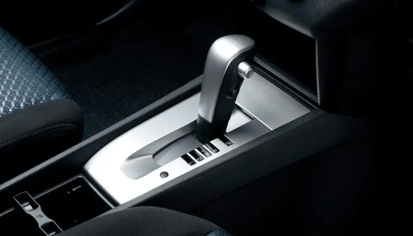 Interno auto con leva cambio automatico CVT. Le posizioni sono P, R, N, D, L.
