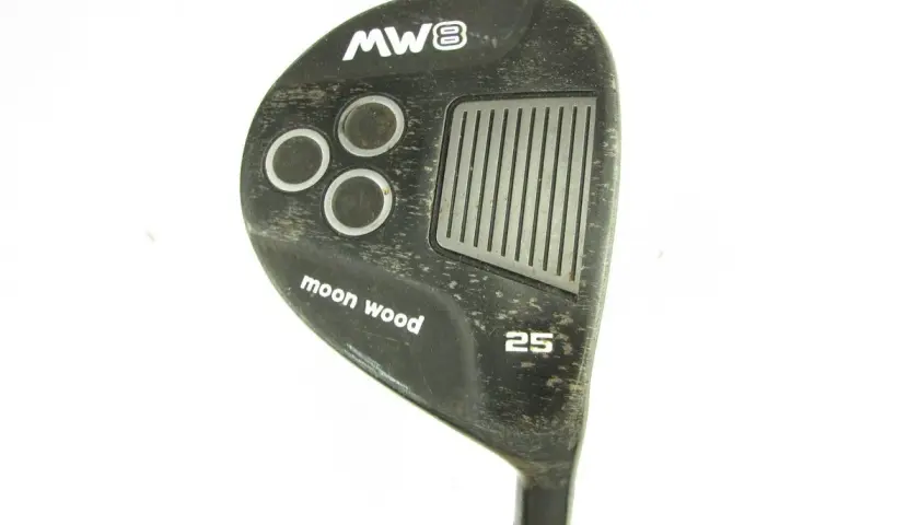 Czarny kij golfowy z napisem "moon wood" i oznaczeniem 25.
