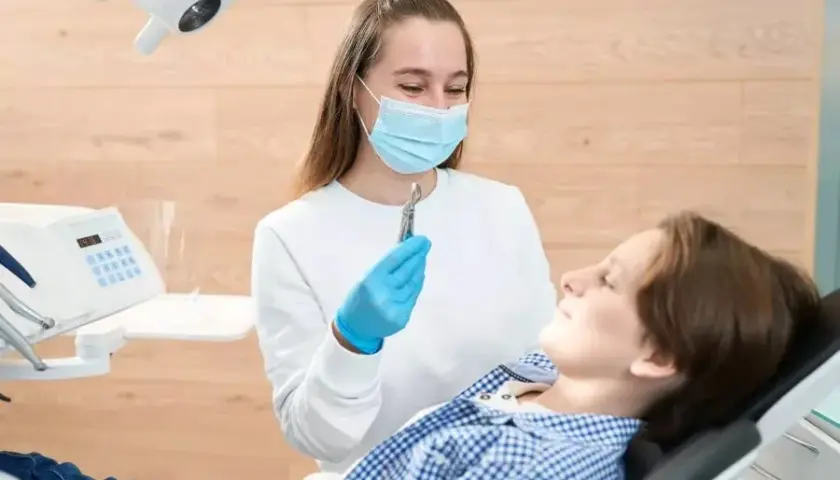 Kiedy kawa po ekstrakcji zęba? Uniknij suchego zębodołu!