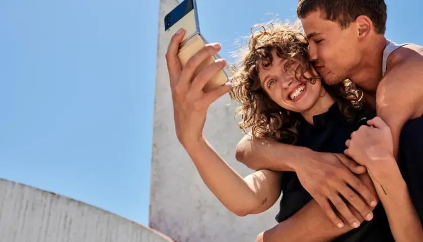 Szczęśliwa para robi selfie na tle błękitnego nieba. Chcesz wiedzieć, jak doladowac t mobile?