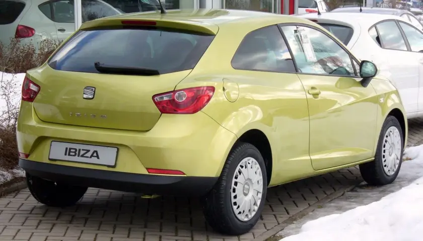Żółty Seat Ibiza 1.4 benzyna stoi na placu.