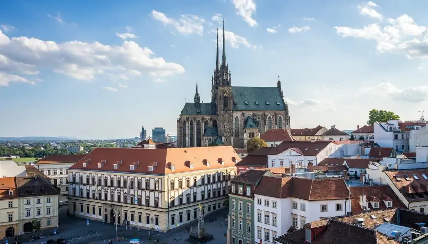 Widok na katedrę św. Piotra i Pawła oraz plac Wolności. Wspaniałe miejsca, które warto zobaczyć w **Brnie**.