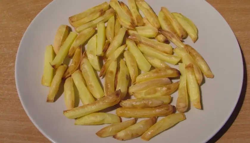 Ile kcal mają frytki z piekarnika? Zaskakujące różnice w kaloriach