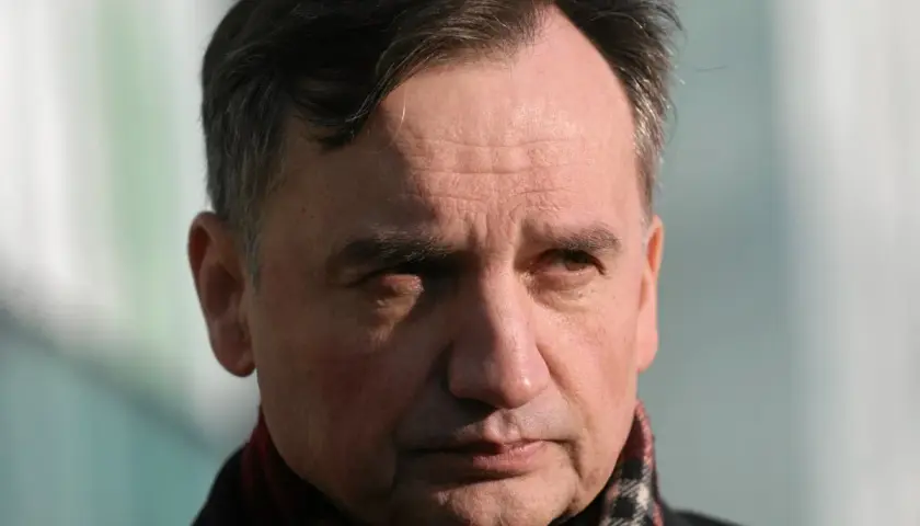 Zbigniew Ziobro, polityk, w okryciu wierzchnim i szaliku. Czy Zbigniew Ziobro ma dzieci? To pytanie nurtuje wielu.