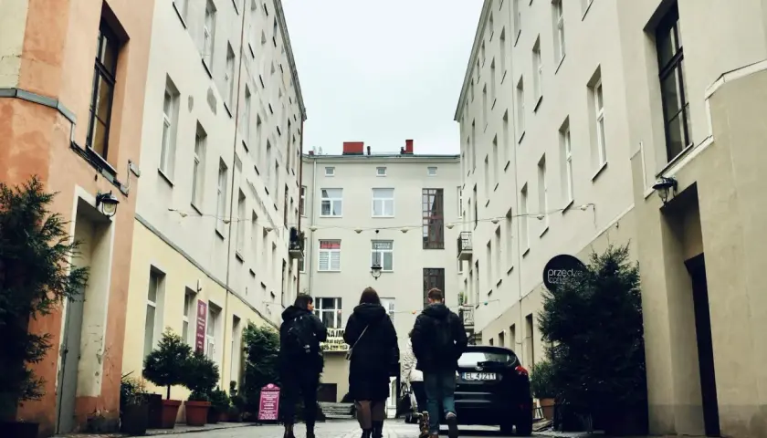 Spacer po urokliwej uliczce, idealne na weekendowe odkrywanie fajnych miejsc na weekend południe Polski.