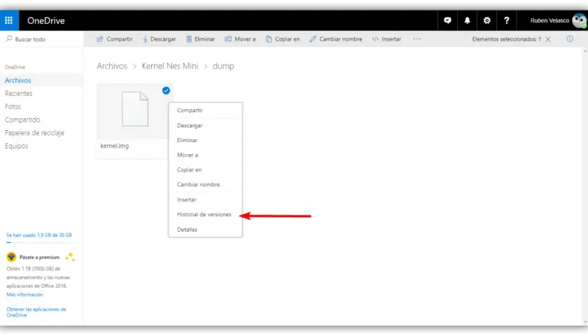 Menú contextual de OneDrive mostrando la opción "Historial de versiones" para restaurar archivos antiguos.