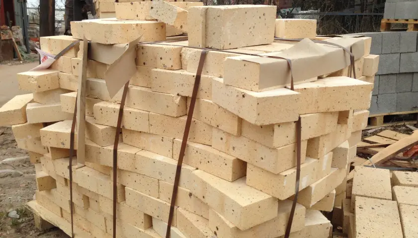 Stos cegieł szamotowych, gotowych do transportu. Zastanawiasz się, ile waży cegła?