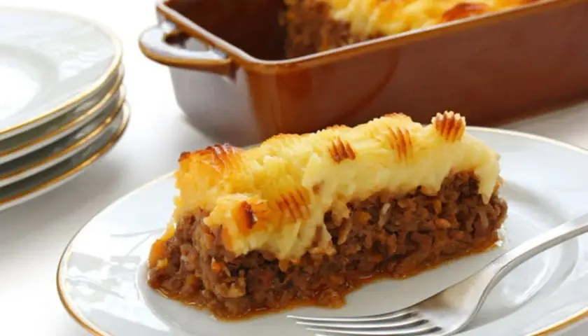 Une part de hachis parmentier dorée, avec sa couche de purée de pommes de terre texturée, prête à être dégustée.