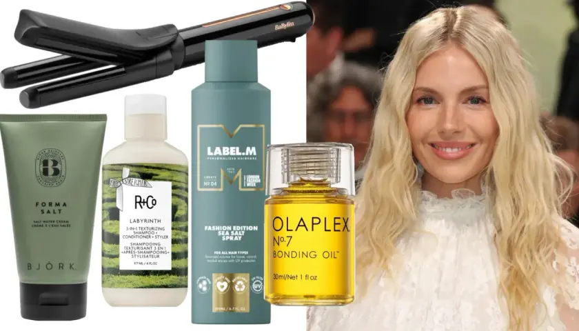Hårprodukter för beach waves: saltvattenspray, texturkräm, olja och locktång. En modell med blont, vågigt hår.