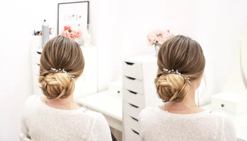 Eleganckie upięcia weselne włosy do ramion, z subtelną ozdobą z pereł. Idealne na ślub.