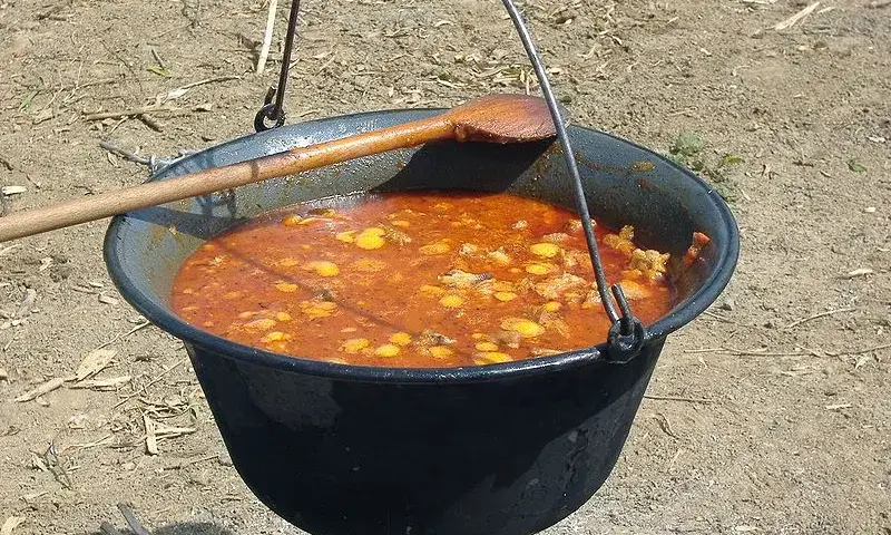 Jak się robi zupę gulaszową - prosta receptura na pyszną zupę