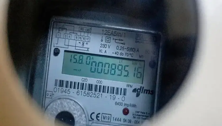 Cyfrowy licznik prądu pokazuje 895.16 kWh. Dowiedz się, jak odczytać licznik prądu, by kontrolować zużycie.
