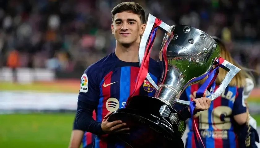 Gavi z pucharem La Liga, po zwycięstwie nad Rayo Vallecano. Duma Barcelony.
