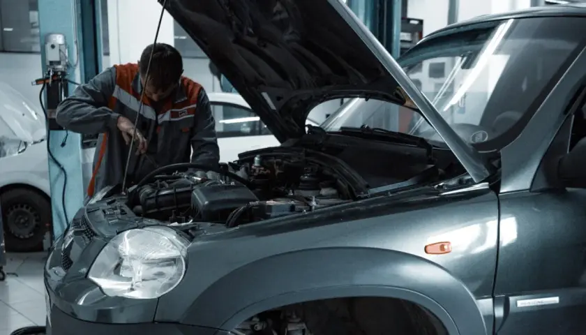 Mechanik sprawdza silnik auta przed sprzedażą. To ważny krok, gdy chcesz jak kupić auto w Niemczech.