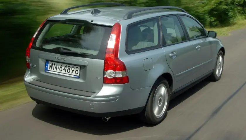Srebrne Volvo V50 w ruchu, z widocznym tyłem i bokiem. Wiele osób szuka volvo v50 opinie, ten kombi jest dobrym wyborem.