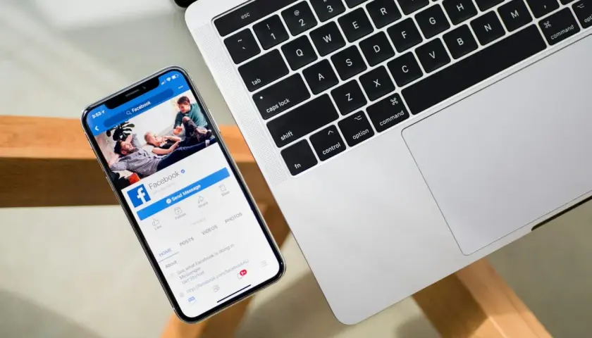 Czy kolejność znajomych na Facebooku jest przypadkowa czy nie?