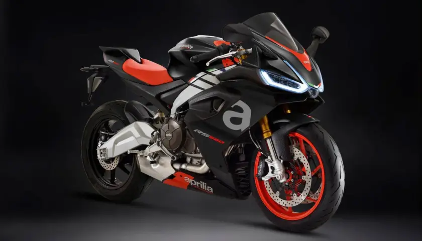 La Aprilia RS 660 full black, con asiento rojo y detalles deportivos, lista para la velocidad.