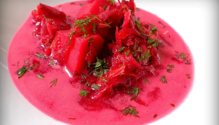 Zupa buraczkowa jak u babci – smak dzieciństwa w każdej łyżce