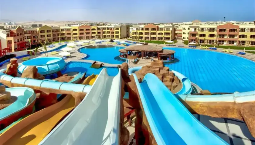 Wodne szaleństwo w Regency Plaza Aqua Park Spa! Zjeżdżalnie, baseny i bar – idealne miejsce na wakacje.