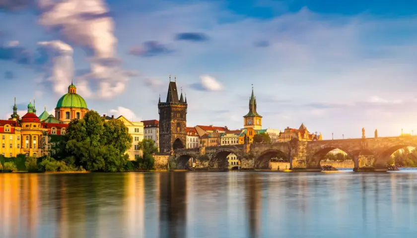 El Puente de Carlos y la Ciudad Vieja reflejados en el río Moldava. ¡Imprescindible para saber qué ver en Praga 3 días!