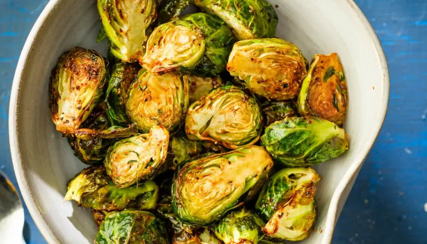 Krispiga och gyllene brysselkål i airfryer, halverade och redo att serveras. Enkel och god tillbehör.