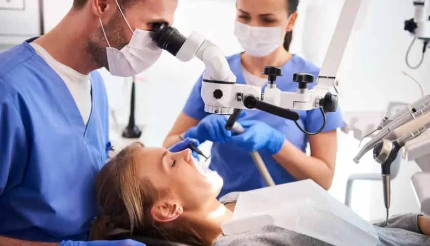 Alkohol przed dentystą: Dlaczego musisz go unikać przed wizytą?