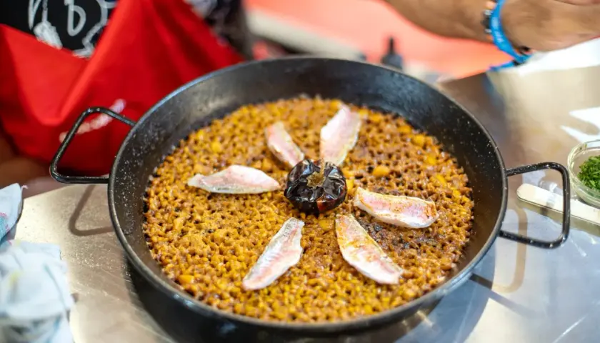 Paella de marisco, una de las cosas típicas de Alicante, lista para servir.