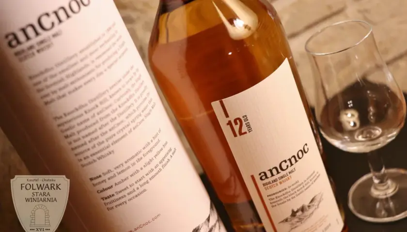 ancnoc 12 Year Old Single Malt Scotch Whisky, butelka i kieliszek do degustacji.