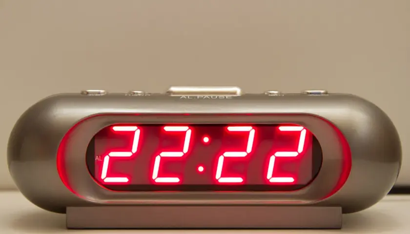 Cyfrowy zegar pokazuje 22:22. To znak, że miłość jest blisko, a wszechświat wysyła Ci pozytywne wibracje.