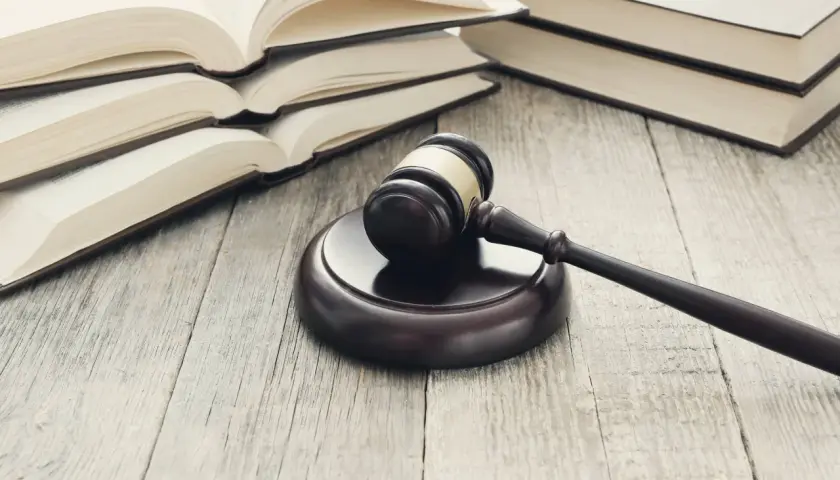 Młotek sędziowski i księgi prawne. Zastanawiasz się, ile trwa apelacja od wyroku o alimenty?