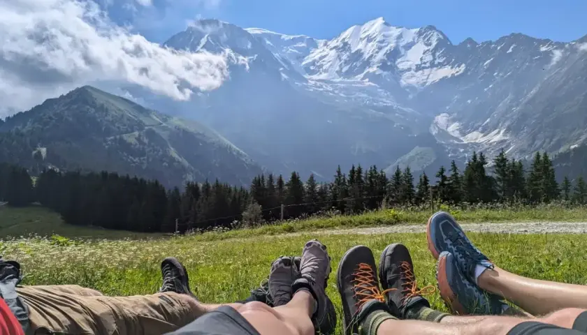 Odpoczynek po trudach Tour du Mont Blanc. Widok na ośnieżone szczyty i zielone doliny.