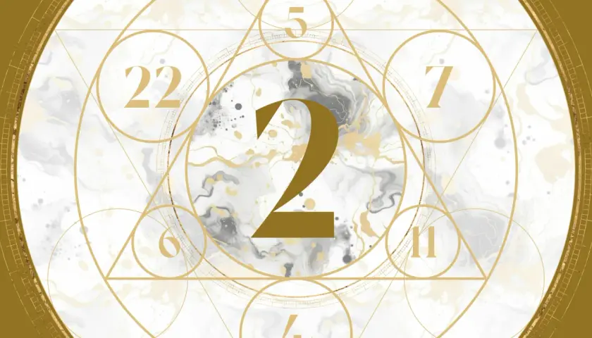 Złote liczby 2, 4, 5, 6, 7, 11, 22 na tle marmurkowym. Symbolika roku 2002.
