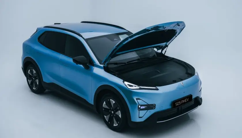 La Deepal S05, un'auto blu con il cofano aperto, mostra il suo design moderno e le luci a LED.