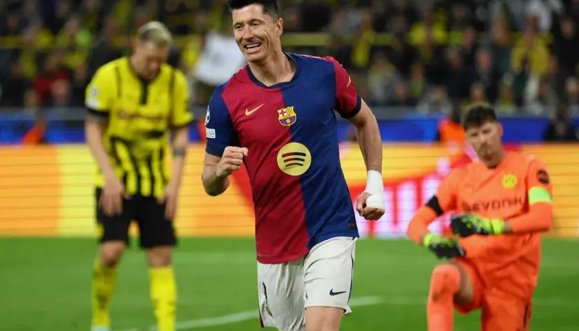 Robert Lewandowski w barwach Barcelony cieszy się z bramki. Jego obecne drużyny to FC Barcelona i reprezentacja Polski.