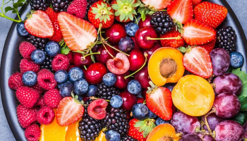 Beeren wie Himbeeren, Blaubeeren und Erdbeeren sind gute Optionen, wenn Sie wissen möchten, welches Obst am wenigsten Kohlenhydrate hat.