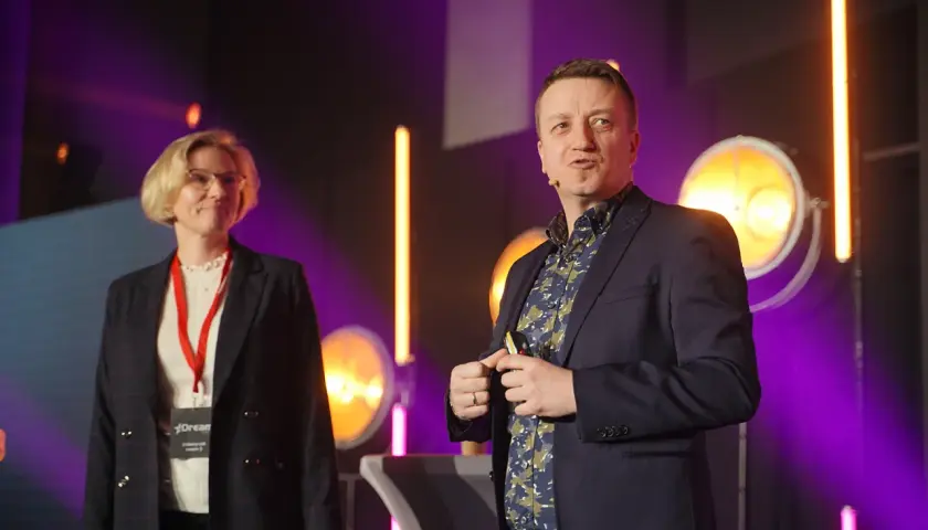 Jak się ubrać na integrację firmową? Smart casual bez wpadek!