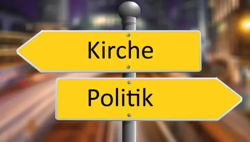 Wegweiser mit den Richtungen Kirche und Politik. Eine Entscheidung zwischen Glauben und weltlicher Macht.