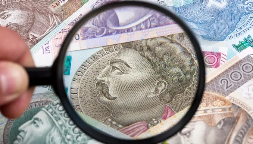 Pod lupą portret Jana III Sobieskiego na banknocie 200 zł. Czyżby mąż wypłacił pieniądze ze wspólnego konta?