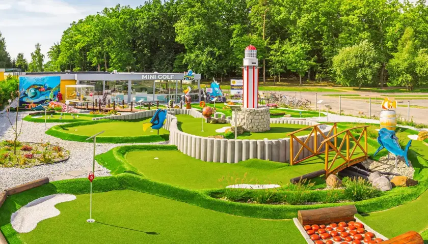 Mini golf w Rewalu to świetna zabawa! Wśród zielonych pól, latarni morskiej i morskich stworzeń odkryjesz niezapomniane rewal atrakcje.