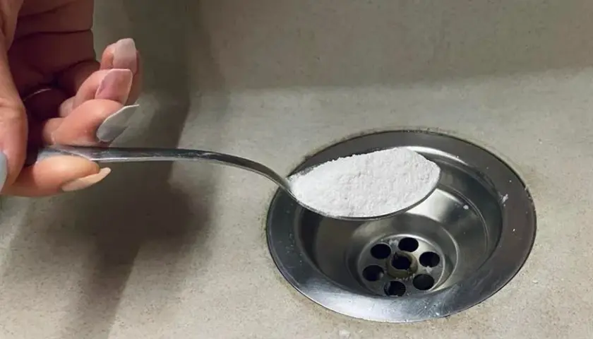 Skuteczne sposoby na odblokowanie zlewu bez kreta i chemii