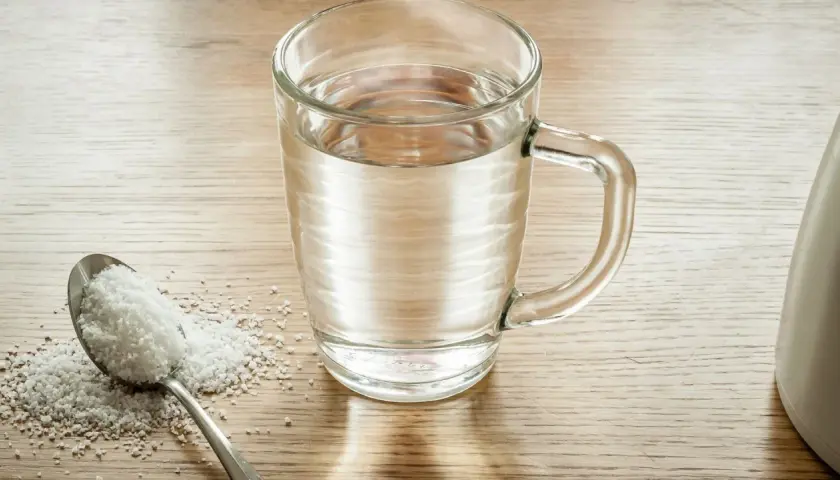 Łyżka soli i szklanka wody – domowy sposób na ulgę w bólu zęba.
