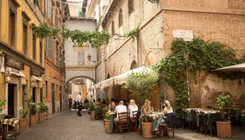 Passeggiare per Trastevere, tra vicoli acciottolati e ristoranti all'aperto, è un'esperienza da non perdere.