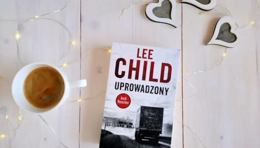 Kawa i książka "Uproszczony" Lee Childa, idealna na wieczór. Kolejność czytania książek z serii Jack Reacher jest ważna.