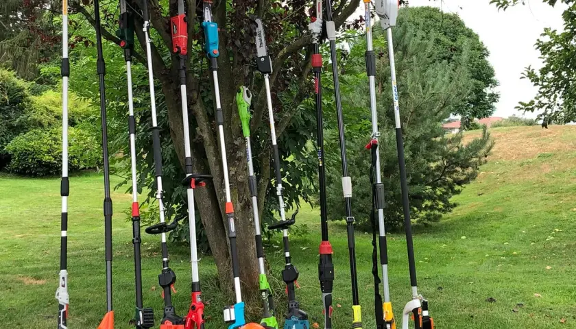 Eine Sammlung von Hochentastern, die für das Beschneiden hoher Äste und Hecken nützlich sind.